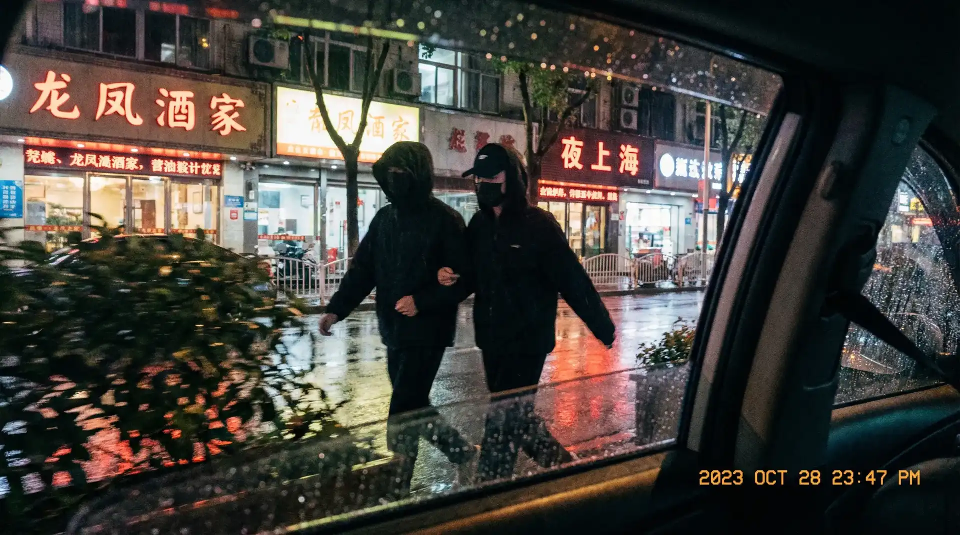 日本伦理 - 顶流明星深夜密会现场抓拍照片